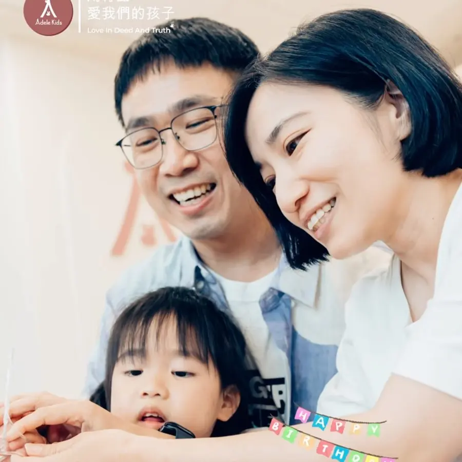 爸爸、媽媽和女兒靠在一起,笑得很開心