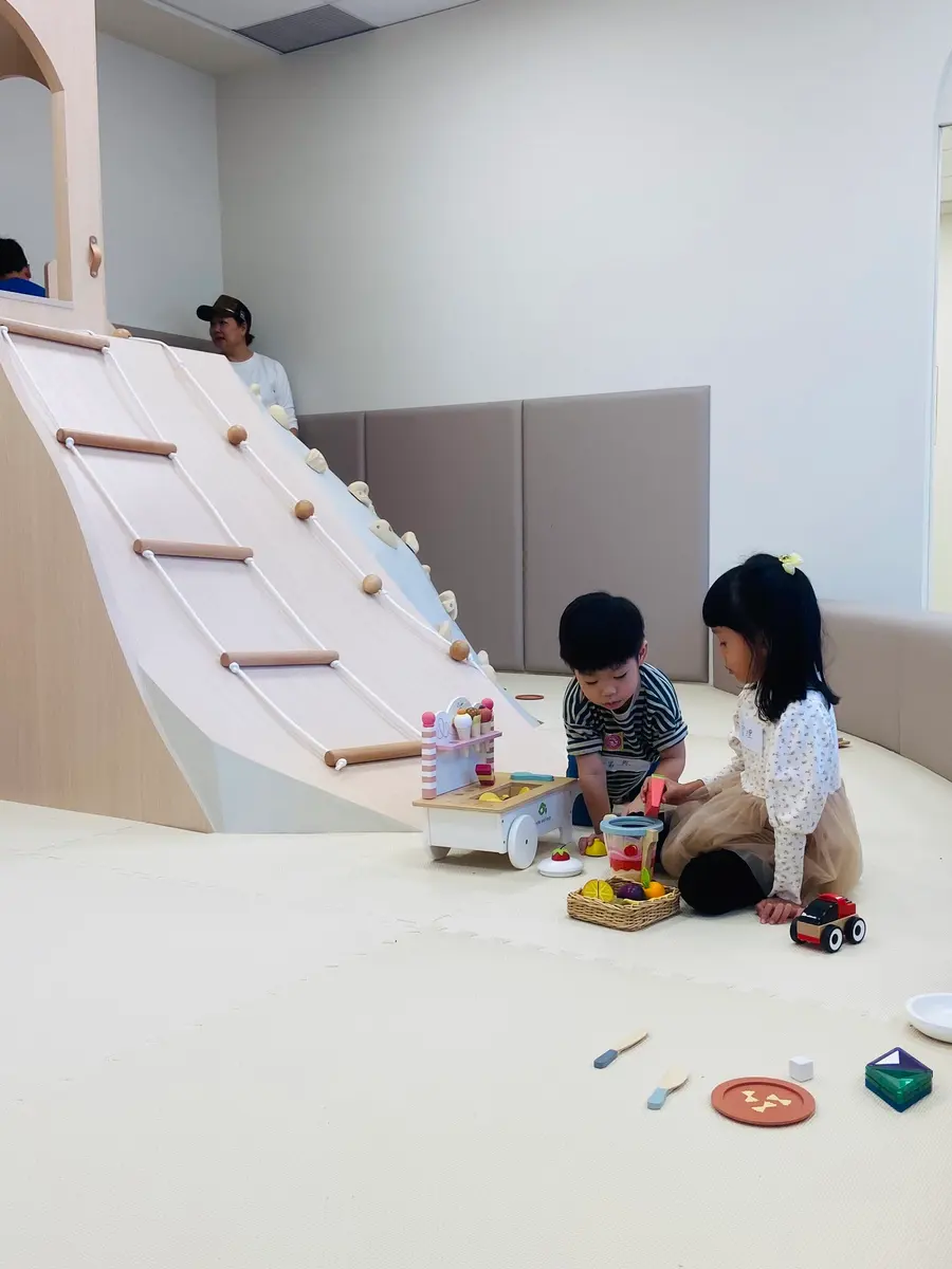 愛袋兒親子空間:木作攀岩牆與孩子們玩玩具