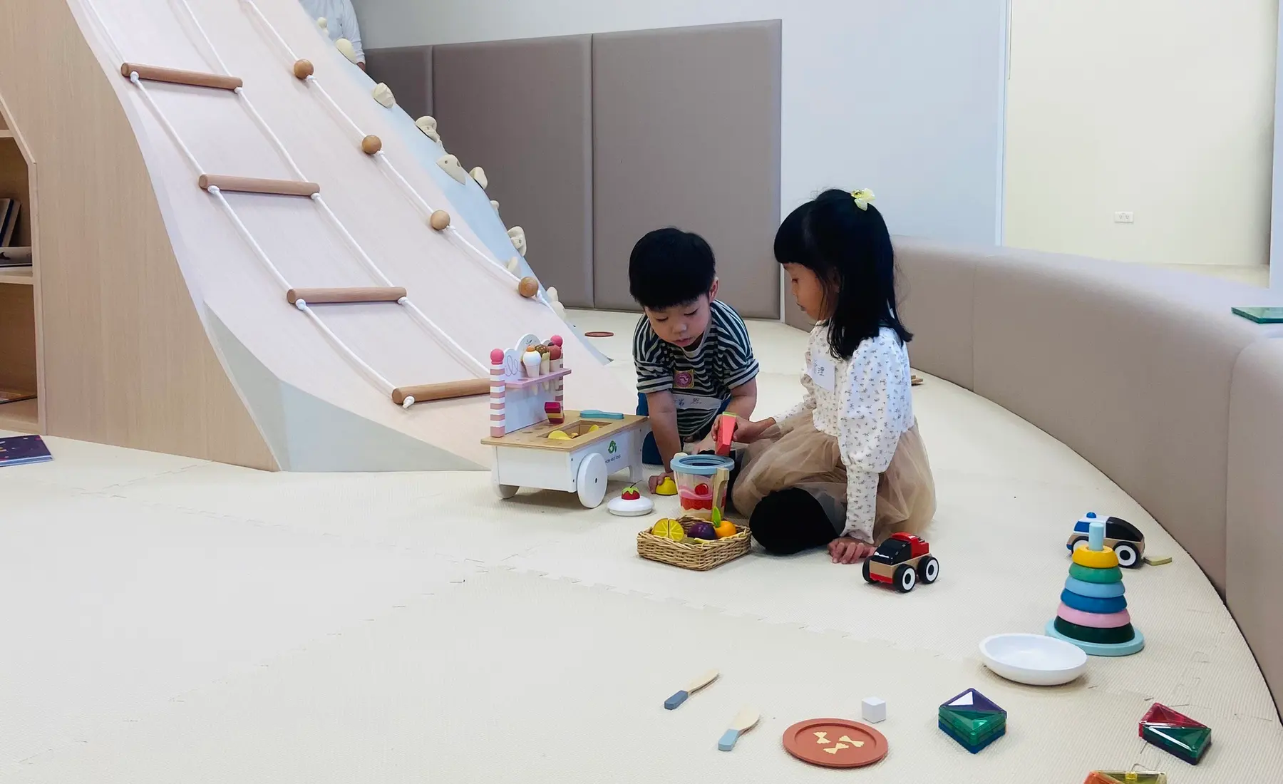 愛袋兒親子空間:木作攀岩牆與孩子們玩玩具