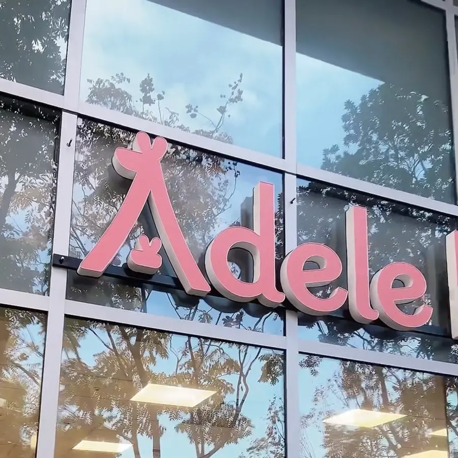 愛袋兒 Adele Kids 門口的玫瑰色招牌